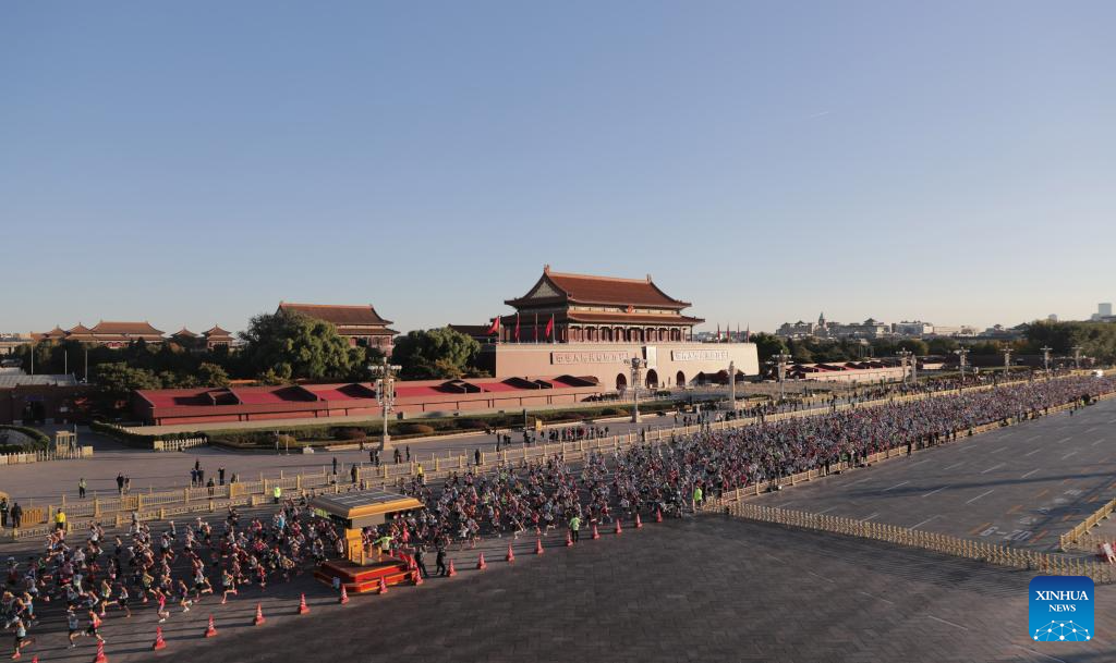 Potret : Ribuan Pelari Ramaikan Maraton Beijing 2025, Lewati Lapangan Tiananmen-Image-4