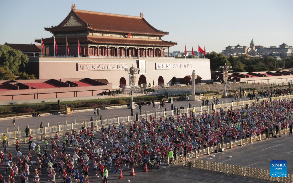 Potret : Ribuan Pelari Ramaikan Maraton Beijing 2025, Lewati Lapangan Tiananmen-Image-5