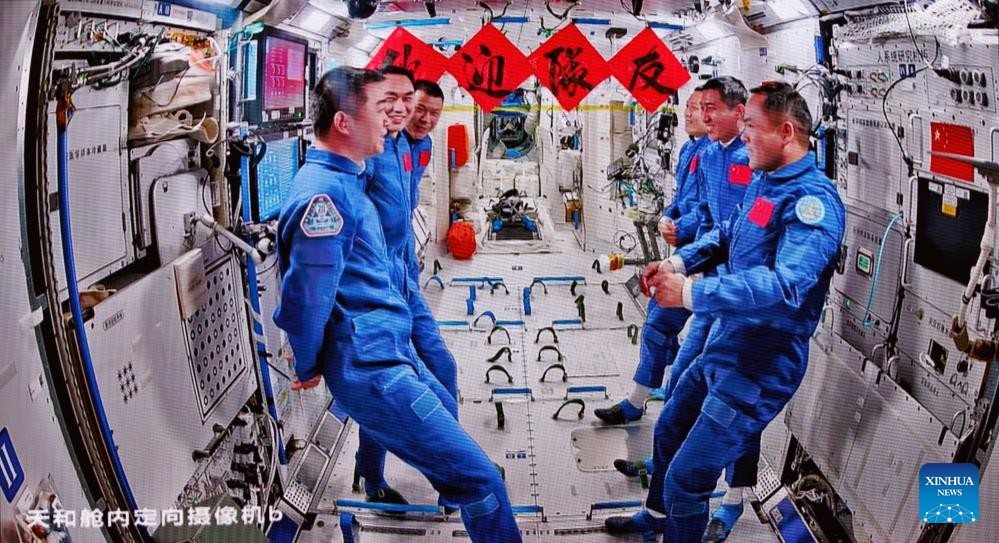 Tiongkok Catat Keberhasilan, Astronot Shenzhou-21 Masuki Stasiun Luar Angkasa-Image-2