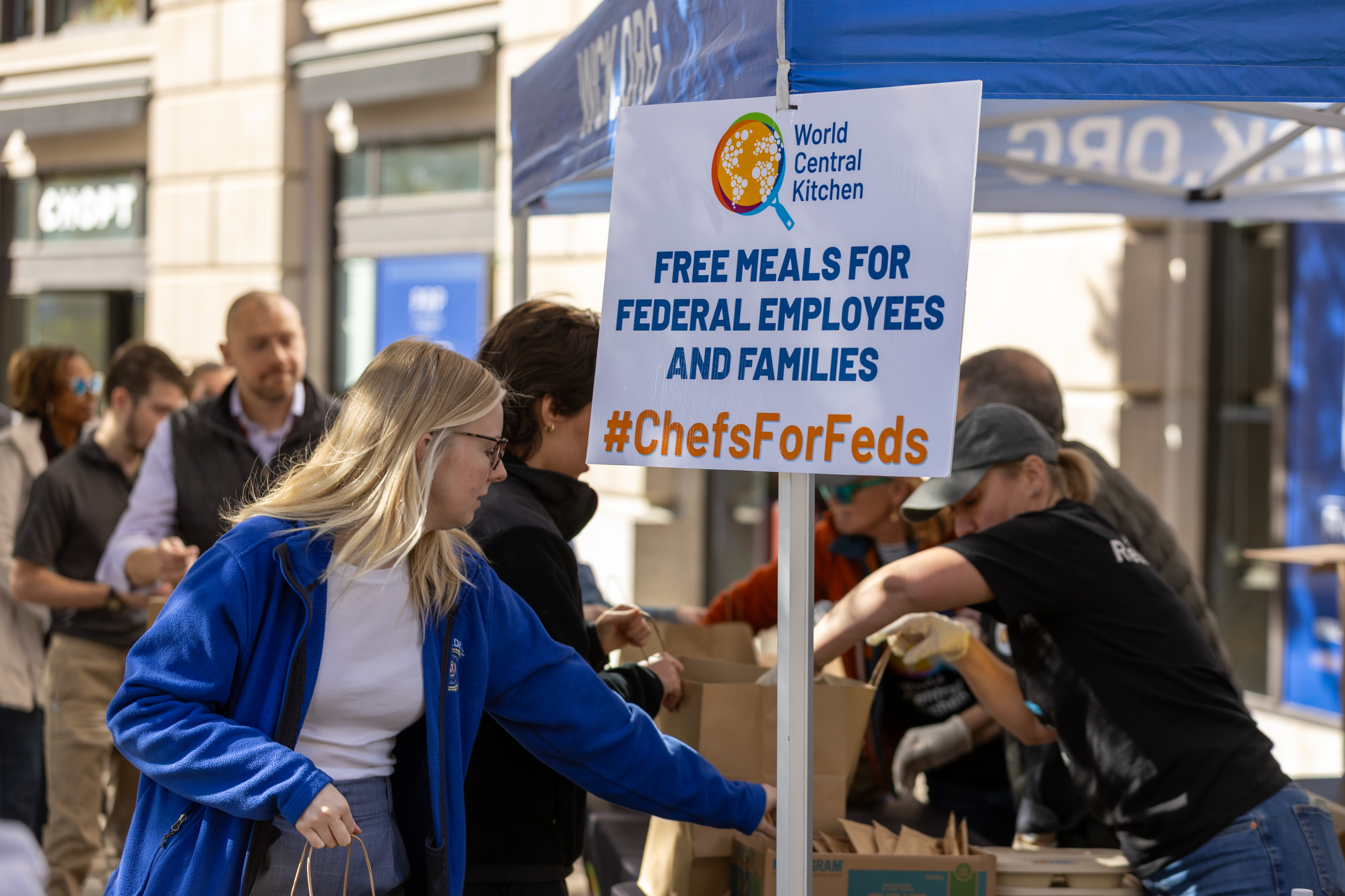Gaji Terdampak Shutdown Pemerintah, Pegawai Federal AS Antre di Stan Distribusi Makanan Gratis-Image-2