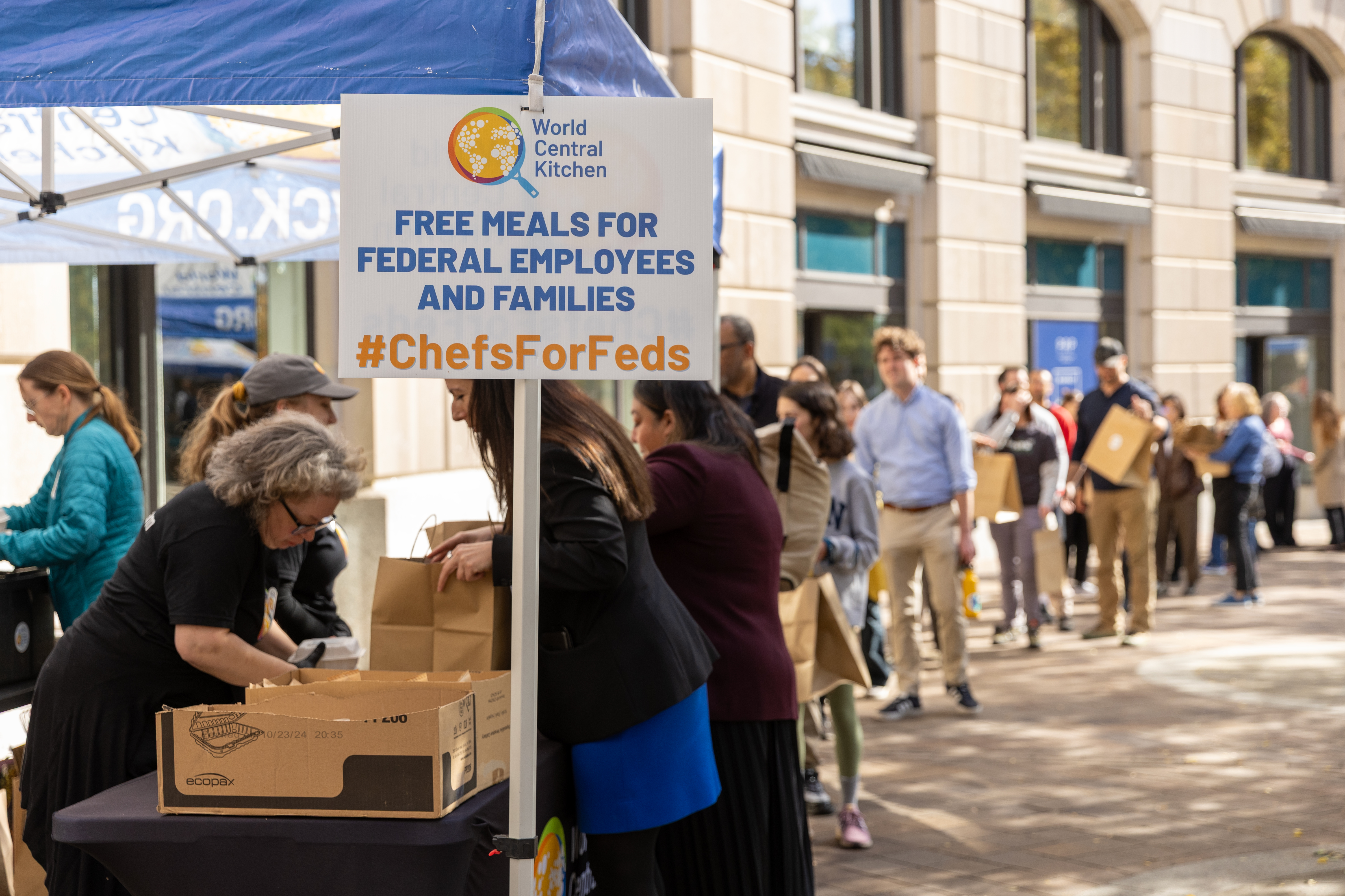Gaji Terdampak Shutdown Pemerintah, Pegawai Federal AS Antre di Stan Distribusi Makanan Gratis-Image-3
