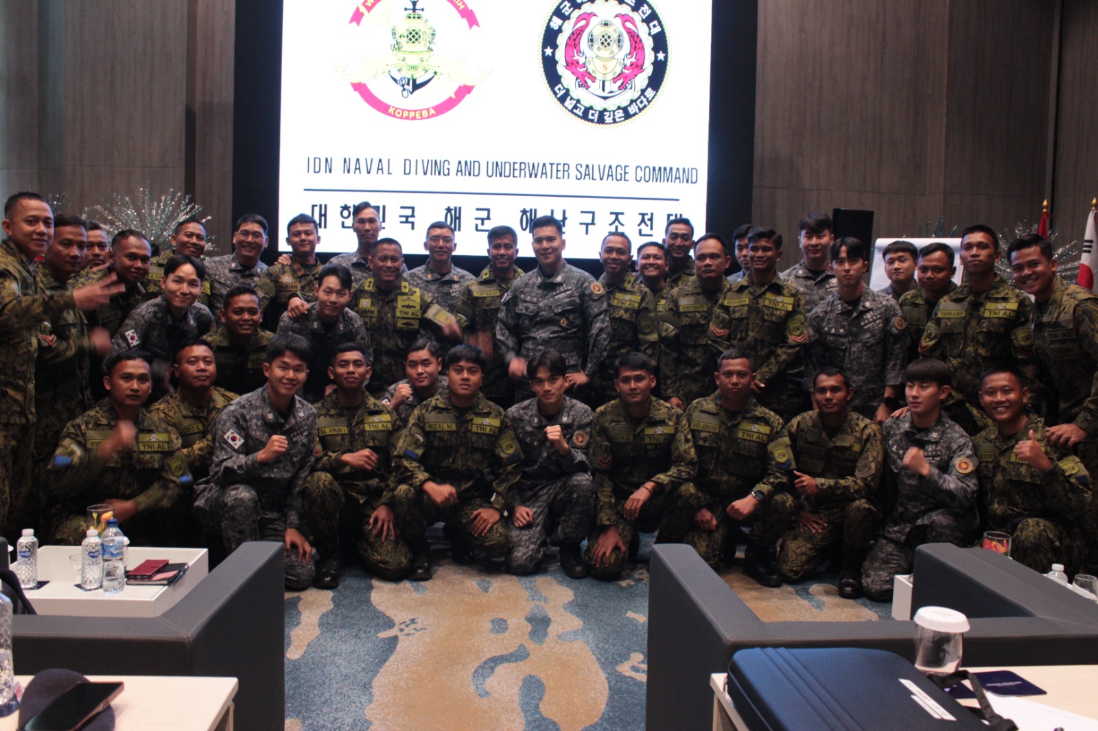 Penyelam TNI AL - Korea Navy Berhasil Evakuasi Jasad dan Black Box X Air X-25 IndRok di Kedalaman 42 Meter-Image-1