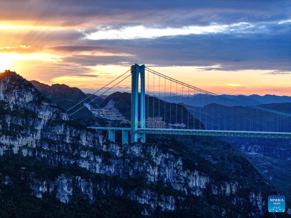 Potret : Lukisan Senja Jembatan Grand Canyon Huajiang-Image-1
