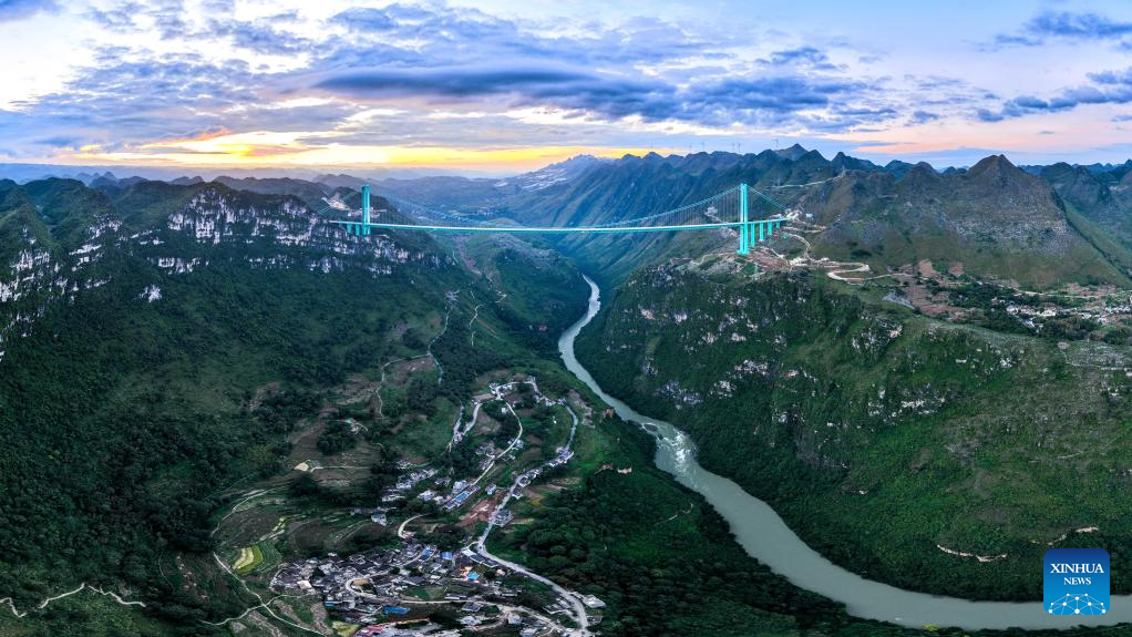 Potret : Lukisan Senja Jembatan Grand Canyon Huajiang-Image-2