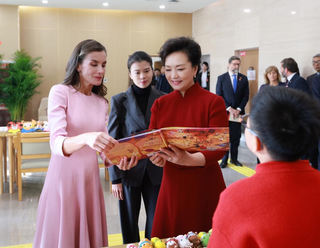 Peng Liyuan dan Ratu Spanyol Letizia Kunjungi Pusat Pelayanan Penyandang Disabilitas di Beijing-Image-1