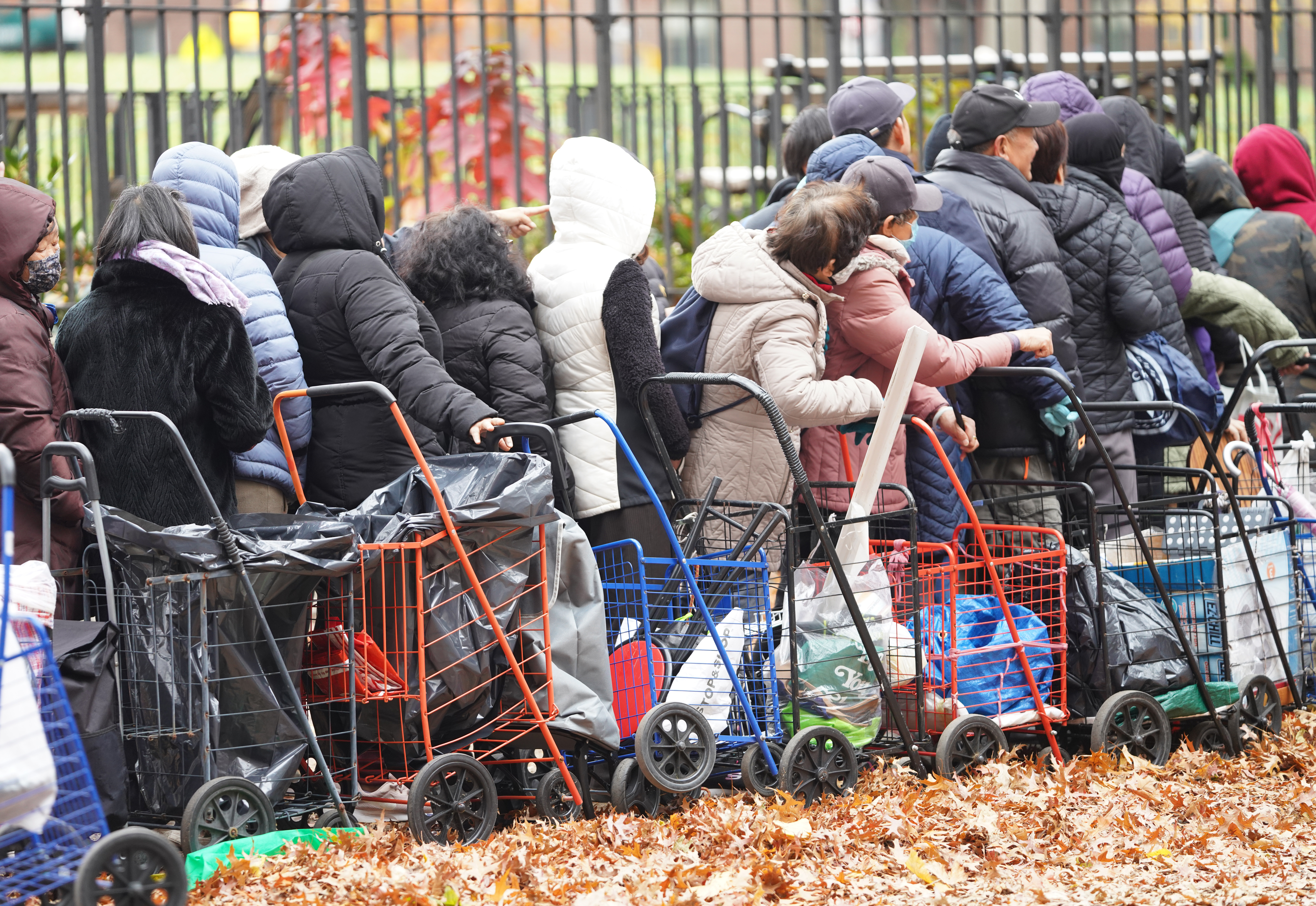 Menengok Suasana Pendistribusian Makanan Gratis &hellip;