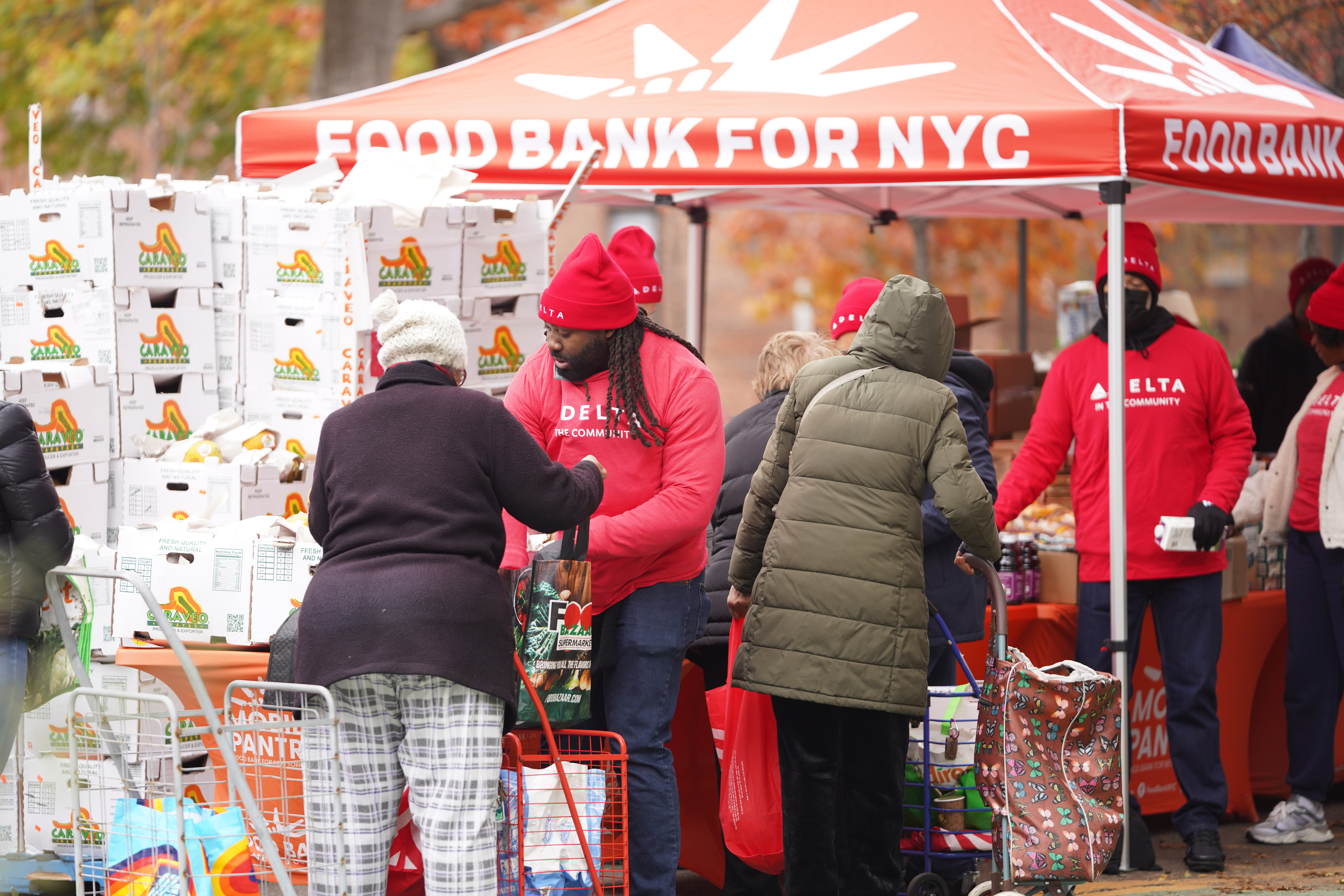 Menengok Suasana Pendistribusian Makanan Gratis di New York, AS-Image-4