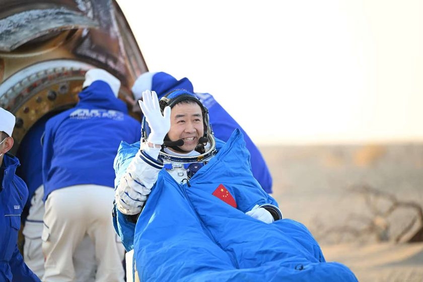 Misi Berawak Tiongkok Shenzhou-21 Mendarat Mulus di Mongolia Dalam-Image-2