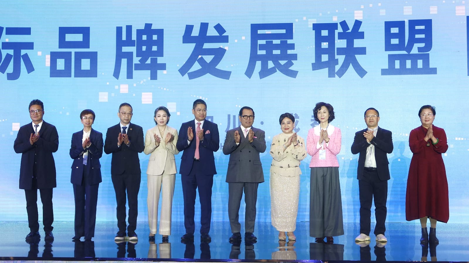 Dubes Djauhari Oratmangun Raih Golden Flag Award di Chengdu Atas Kiprah Diplomasi Publik Indonesia-Image-1 Dubes Djauhari Oratmangun Raih Golden Flag Award di Chengdu Atas Kiprah Diplomasi Publik Indonesia-Image-1