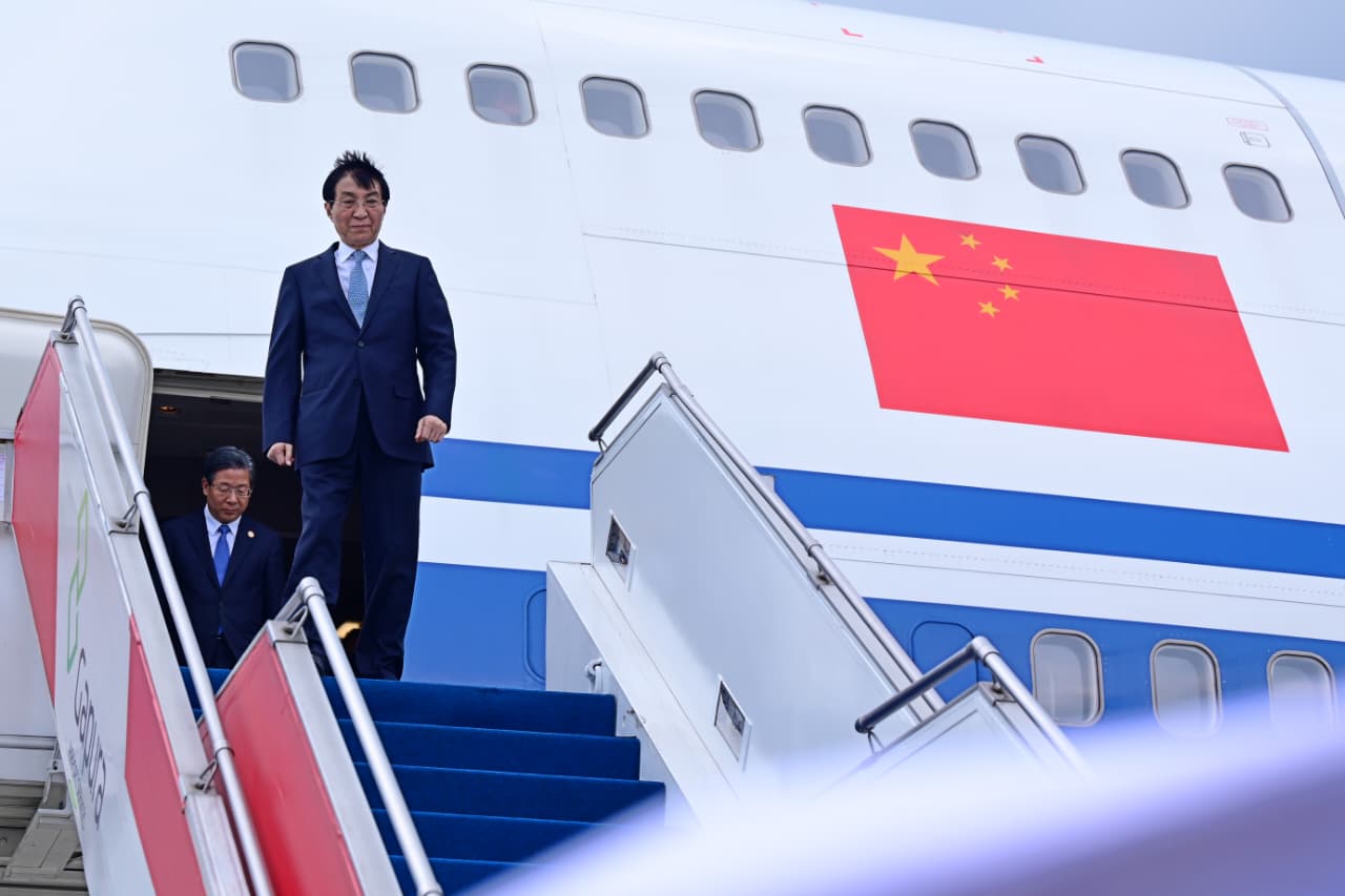 Potret : Ketua MPR Tiongkok Wang Huning Tiba di Indonesia-Image-2