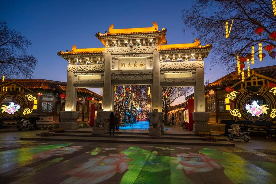 Wisatawan Menikmati Waktu Santai di Kota Kuno Yangliuqing, Tianjin, China-Image-2