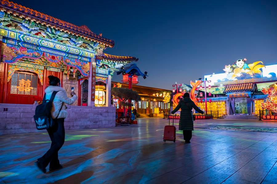 Wisatawan Menikmati Waktu Santai di Kota Kuno Yangliuqing, Tianjin, China-Image-3