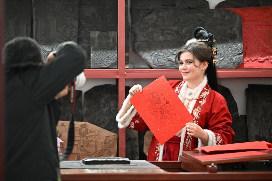 Wisatawan Menikmati Waktu Santai di Kota Kuno Yangliuqing, Tianjin, China-Image-5