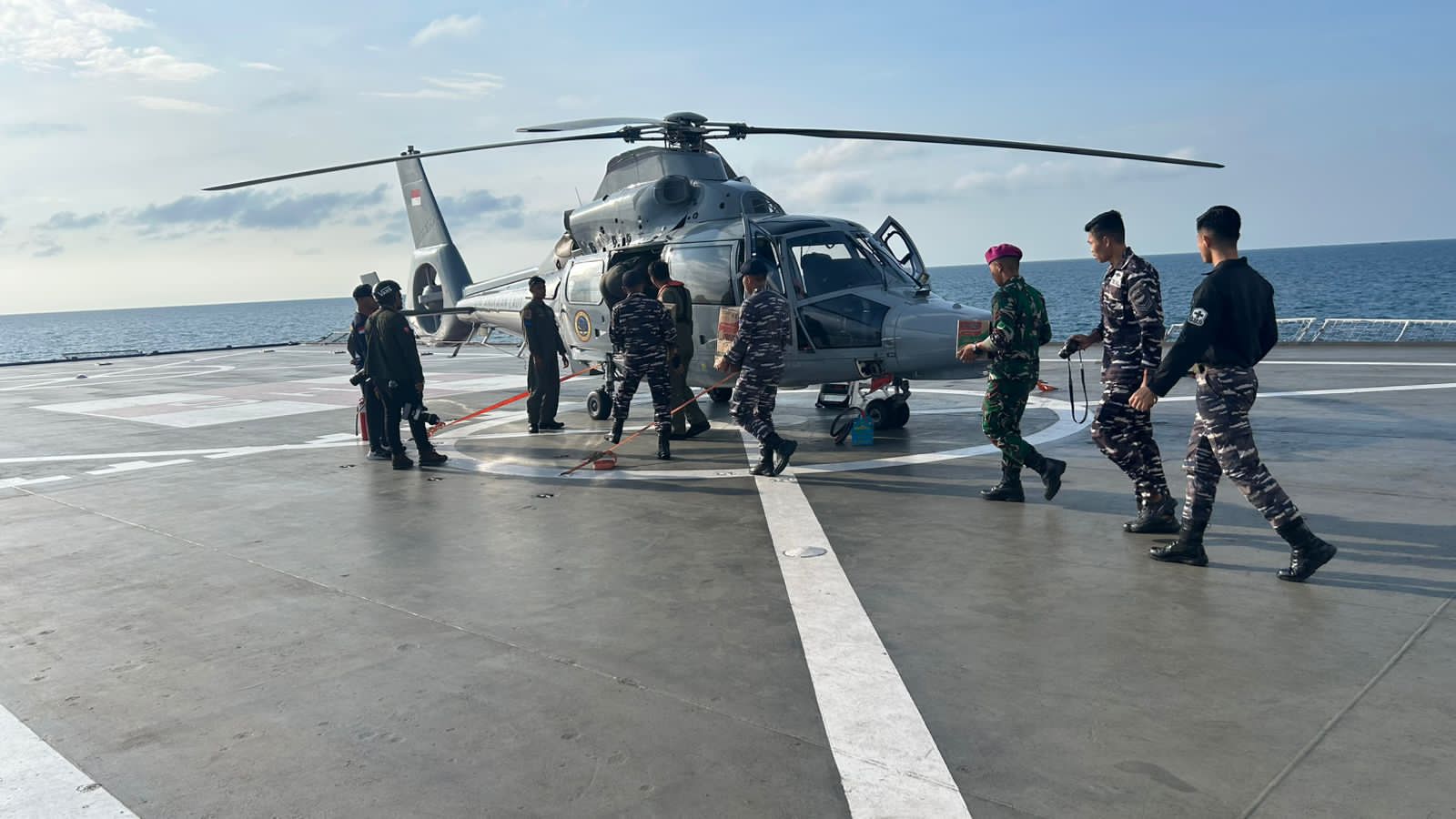 Potret : Operasi Kemanusiaan Bencana Sumatera dari Atas KRI dr. Soeharso (SHS)-990-Image-2 Potret : Operasi Kemanusiaan Bencana Sumatera dari Atas KRI dr. Soeharso (SHS)-990-Image-2