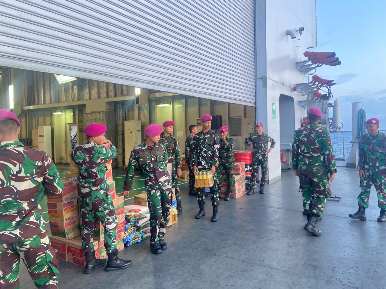 Potret : Operasi Kemanusiaan Bencana Sumatera dari Atas KRI dr. Soeharso (SHS)-990-Image-3 Potret : Operasi Kemanusiaan Bencana Sumatera dari Atas KRI dr. Soeharso (SHS)-990-Image-3