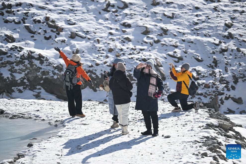 Potret : Gunung Gangshika Yang Tertutup Salju di Qinghai, Jadi Daya Tarik Wisatawan-Image-2