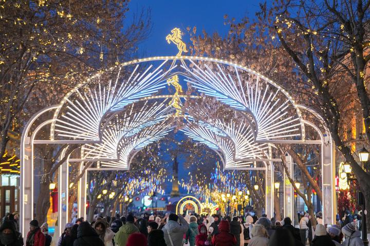 Menikmati Semarak Suasana Malam di Central Street &hellip;