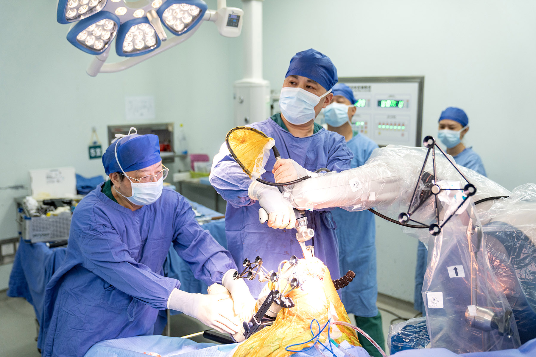 China Perluas Pembelian Alat Bedah Massal, Biaya Kesehatan Diproyeksi Turun-Image-1