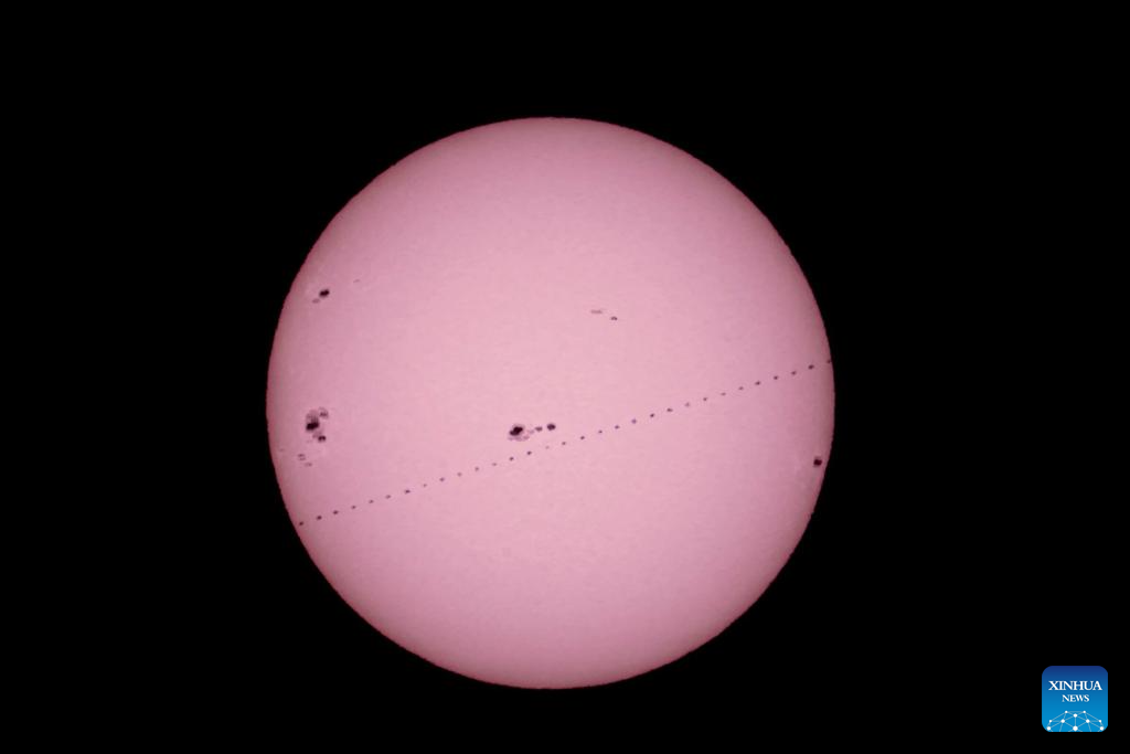 Stasiun Luar Angkasa China Tertangkap Kamera Melintas di Depan Matahari-Image-1