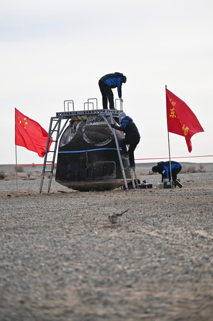 Pendaratan Kapsul Pembawa Pulang Wahana Antariksa Shenzhou-20 China dalam Bidikan Kamera Xinhua-Image-5