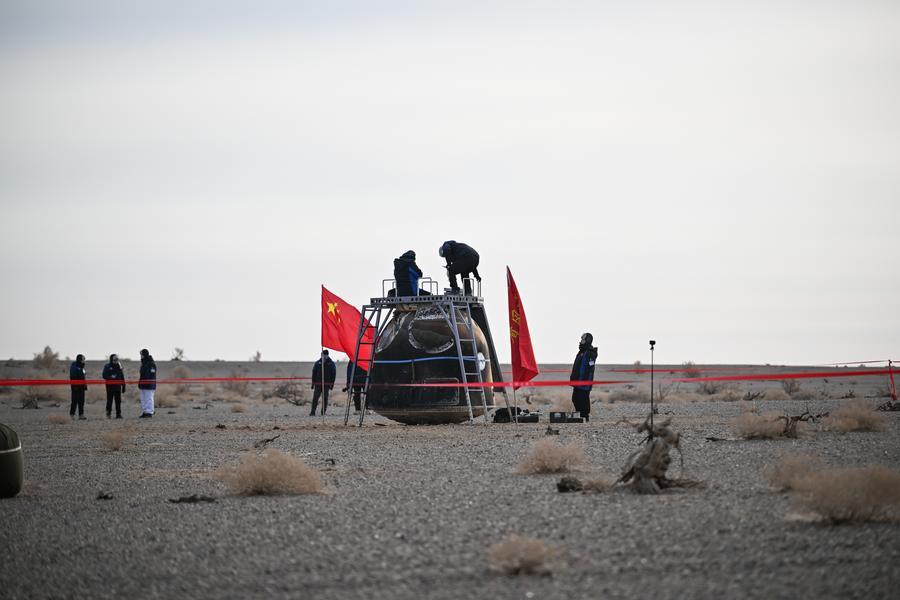 Pendaratan Kapsul Pembawa Pulang Wahana Antariksa Shenzhou-20 China dalam Bidikan Kamera Xinhua-Image-6