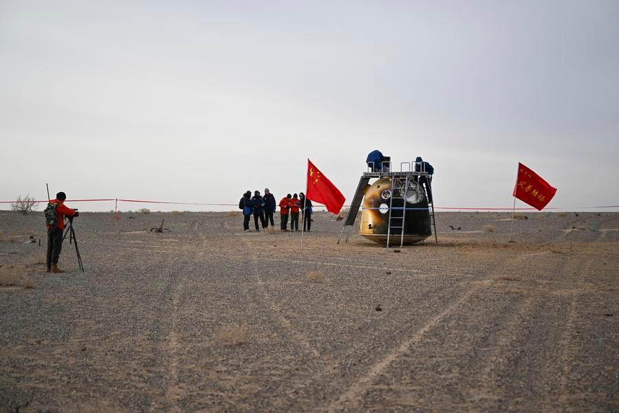 Pendaratan Kapsul Pembawa Pulang Wahana Antariksa Shenzhou-20 China dalam Bidikan Kamera Xinhua-Image-7