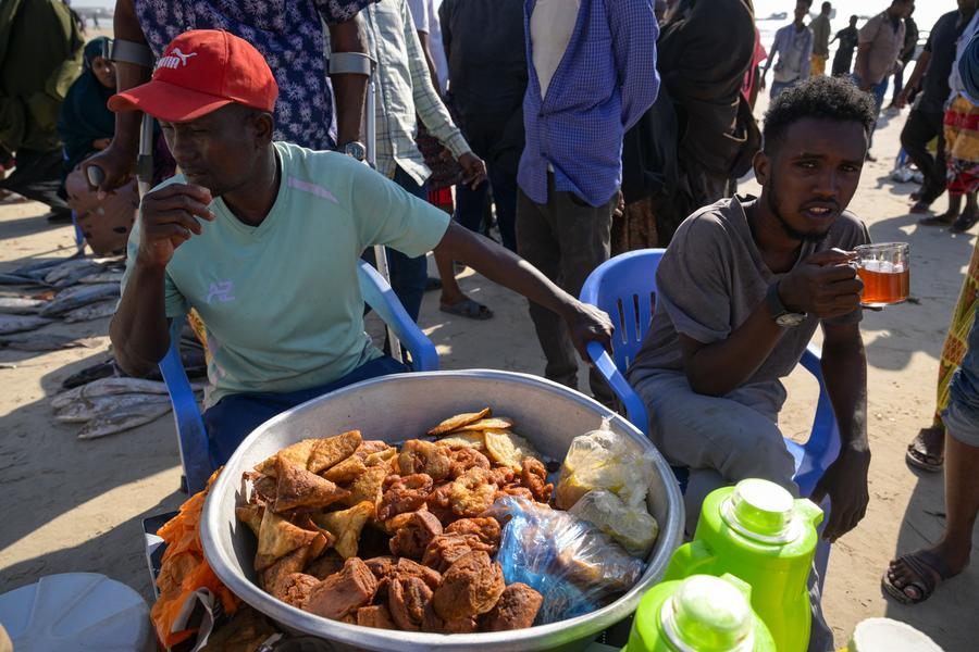 Menilik Sekilas Potret Kehidupan di Sepanjang Pesisir Pantai Mogadishu, Somalia-Image-6 Menilik Sekilas Potret Kehidupan di Sepanjang Pesisir Pantai Mogadishu, Somalia-Image-6