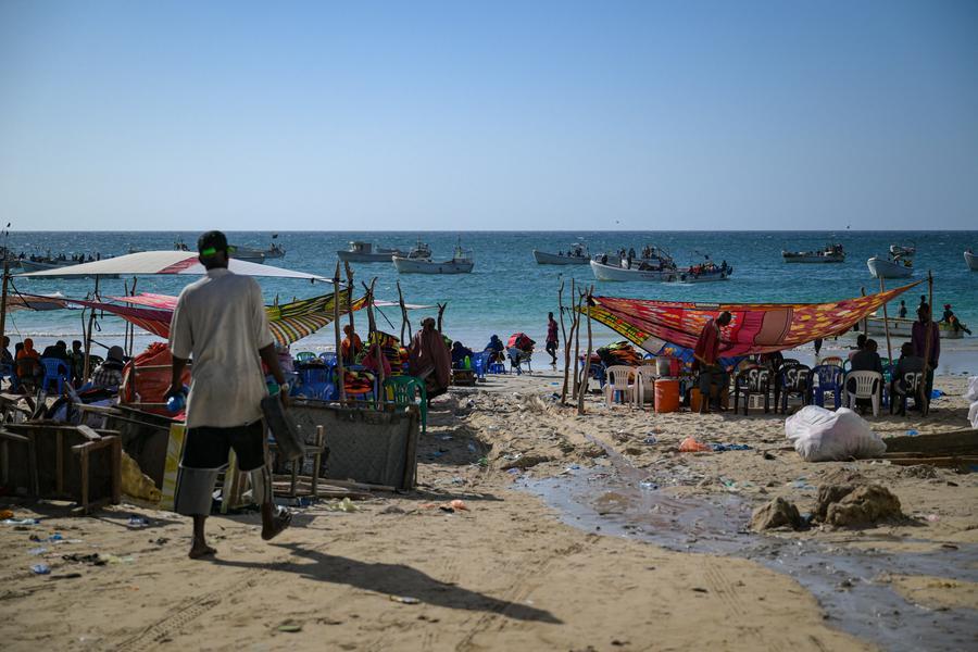 Menilik Sekilas Potret Kehidupan di Sepanjang Pesisir Pantai Mogadishu, Somalia-Image-13 Menilik Sekilas Potret Kehidupan di Sepanjang Pesisir Pantai Mogadishu, Somalia-Image-13