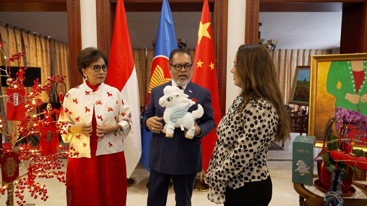 Presenter CGTN, Ioana Gomoi, Beri Kejutan Kepada Dubes Djauhari Di KBRI Beijing-Image-1