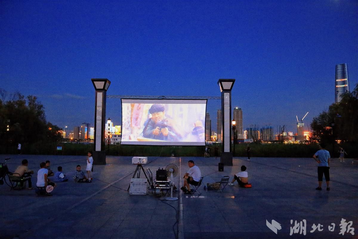 POTRET: Keseruan Warga di Wuhan Nonton Film &hellip;