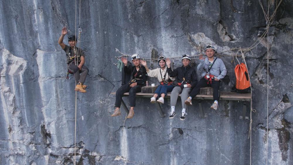 Ngopi di Bibir Tebing 200 Meter di Guizhou