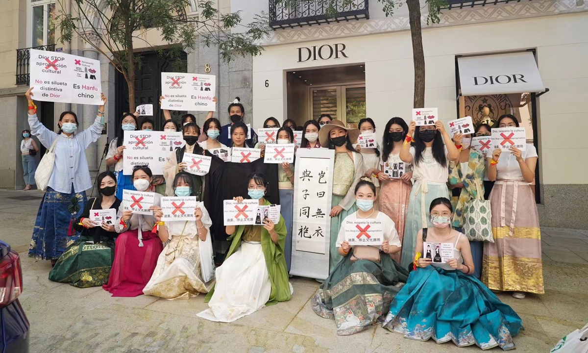 Warga China Terus Protes Dior yang Jiplak Hanfu