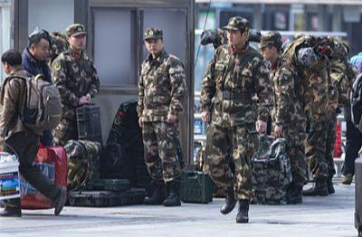 Anggota Militer China yang Naik KA Diberi &hellip;