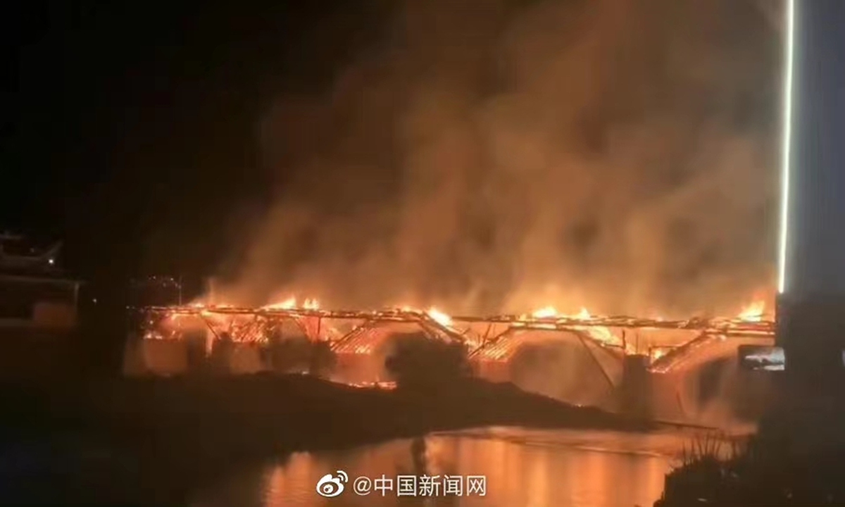 Jembatan Usia 900 Tahun di China Terbakar