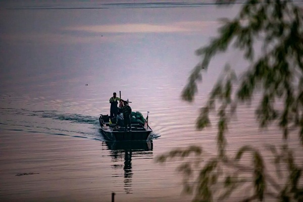 POTRET: Musim Mancing di Danau Dongping