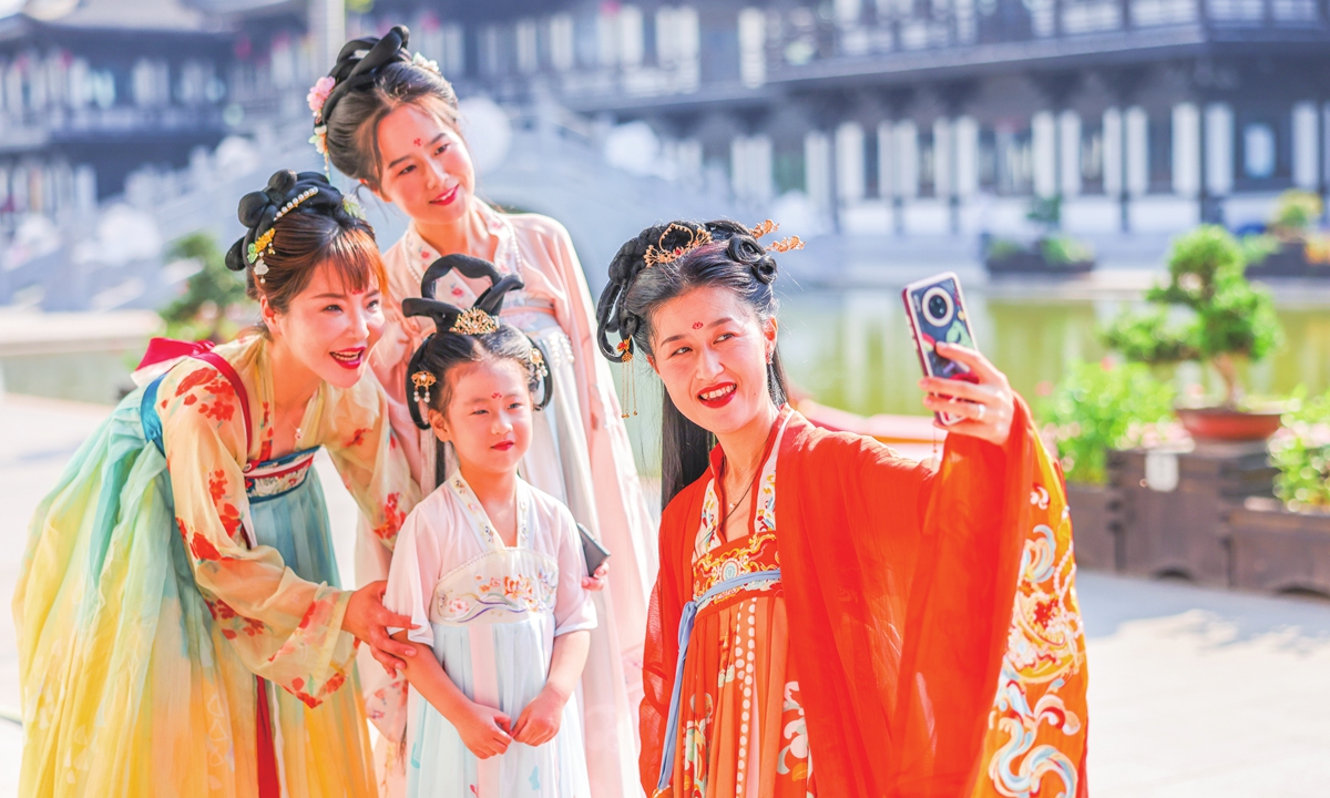 7 Juta Set Hanfu Laku di Festival Tengah Musim &hellip;