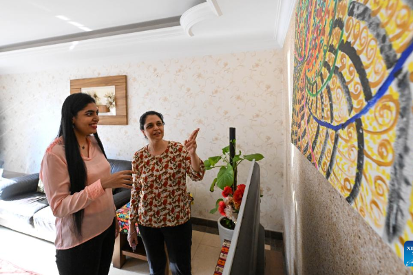 POTRET Seniman India Guru Lukis di Tianjin