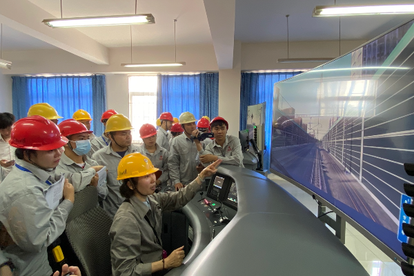 Pelajar Laos Belajar Teknologi KA di Kunming