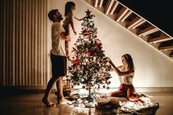 Tips Mudah Bersihkan Pohon Natal Buatan