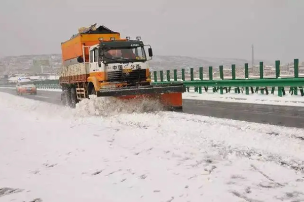 Hujan Salju Lebat, Polantas Gansu Kerok Es di &hellip;