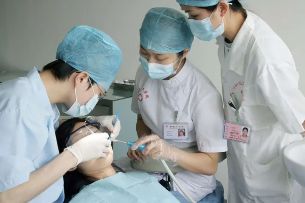 Dokter Gigi Wuhan Gunakan Bahan Sutra untuk Implan