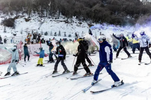 Resor Ski Aoshan Ramai Pengunjung