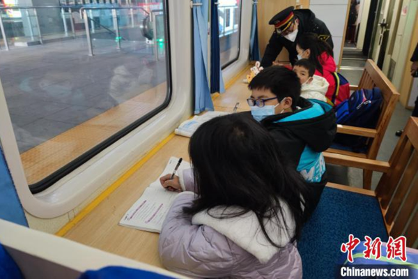 POTRET Kereta dengan Ruang Belajar di Chongqing