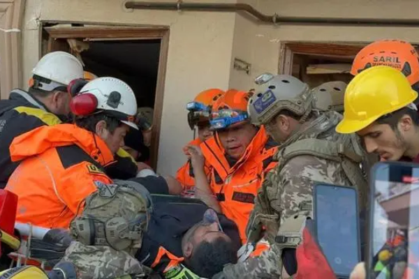Tim Resque China Selamatkan 2 Korban Gempa Turki