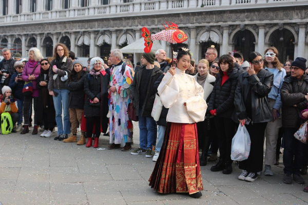 Pakaian Hanfu Tampil di Karnaval Venesia