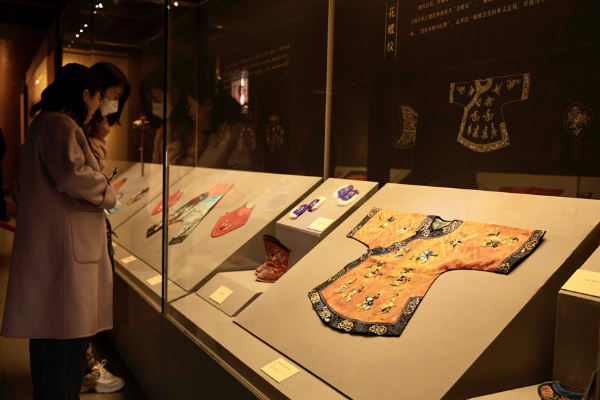 Pakaian Tradisional Anak Pipajang di Museum Shanxi