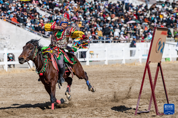 POTRET Serunya Pertunjukan Berkuda di Lhasa