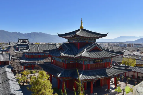 Destinasi Wisata Istana Kayu di Bukit Lijiang