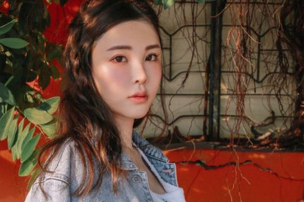 Abby Choi-Alex Kwong, Air Susu Dibalas Air Tuba