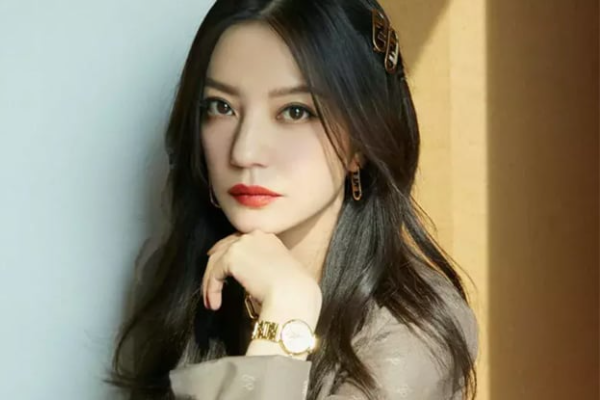 Aktris Vicki Zhao Muncul Lagi di Media Sosial